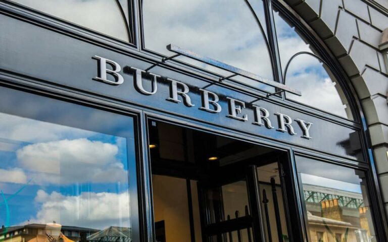 Η Burberry σε κρίση - Πού την οδηγούν οι μειωμένες πωλήσεις