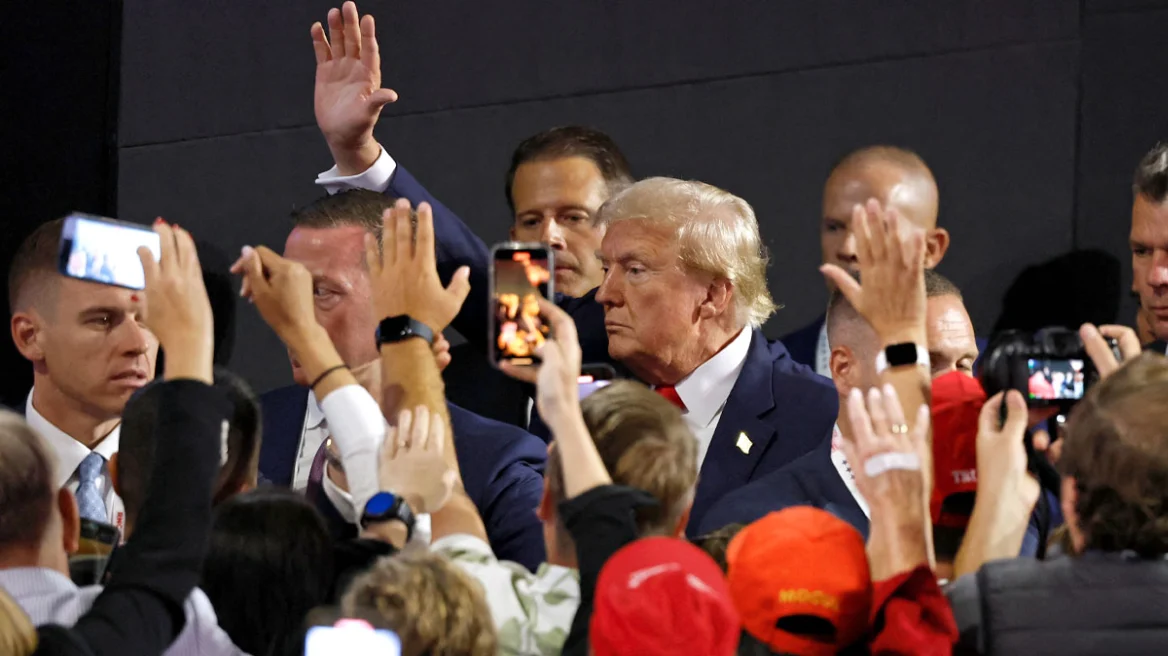 Ντόναλντ Τραμπ: Μόνο με άνδρες γύρω του στο συνέδριο των Ρεπουμπλικανών μετά το σάλο για τις γυναίκες φρουρούς