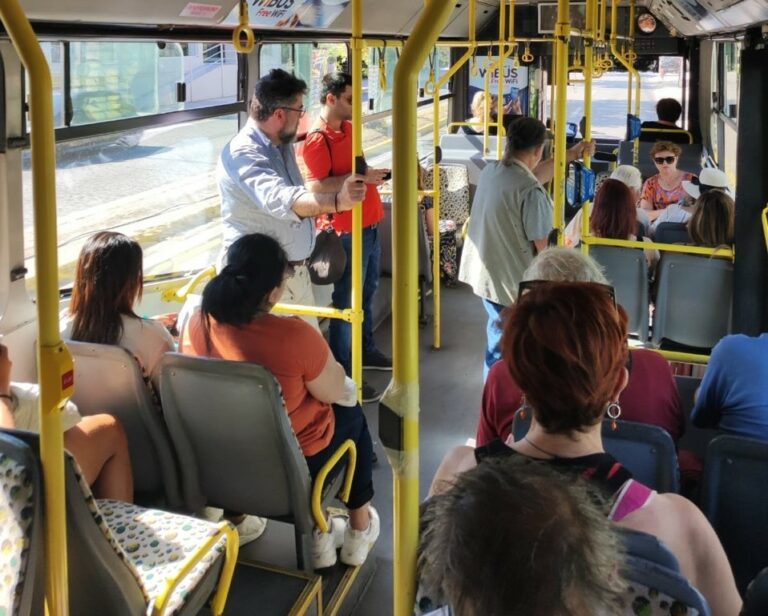 Βασίλης Οικονόμου: Όταν ο υφυπουργός Μεταφορών κινείται με το λεωφορείο