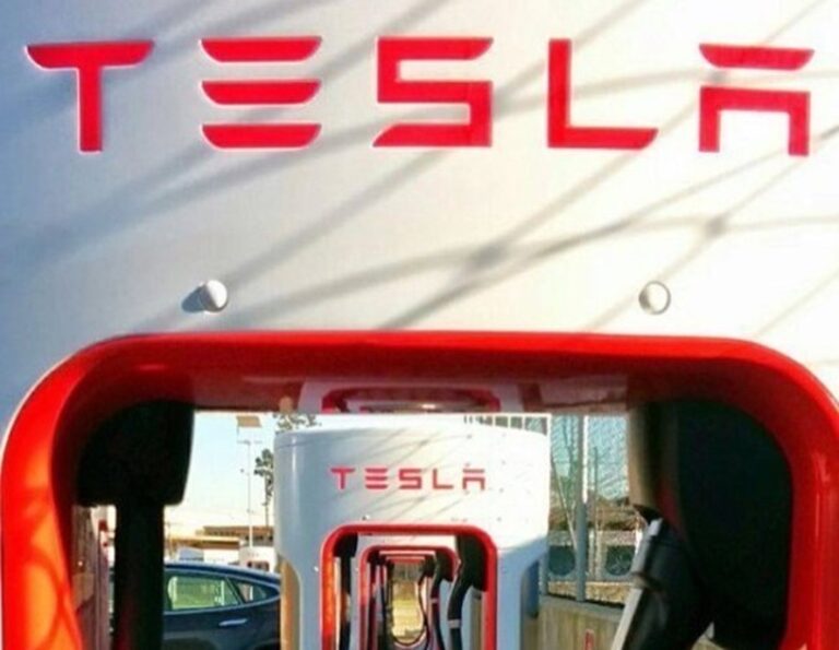 Η Tesla κάνει προσλήψεις μετά τον μεγαλύτερο γύρο απολύσεων