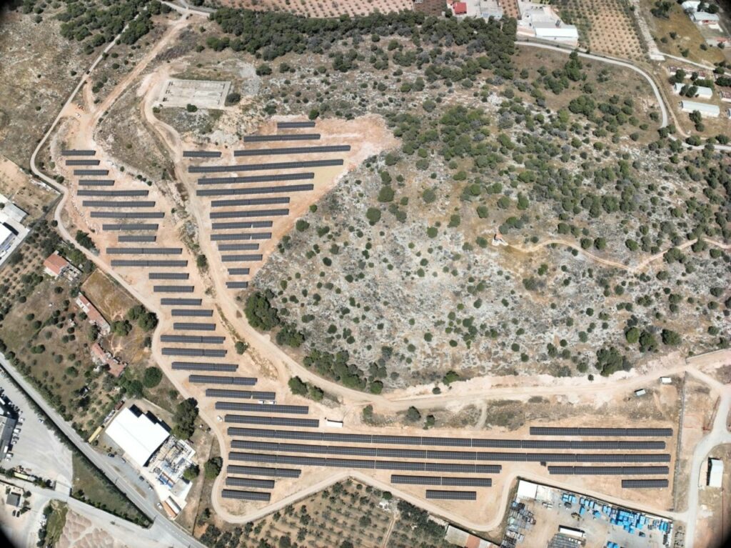 HELLENiQ ENERGY: Δημιουργεί το πρώτο Φ/Β σταθμό αυτοπαραγωγής σε βιομηχανική της εγκατάσταση