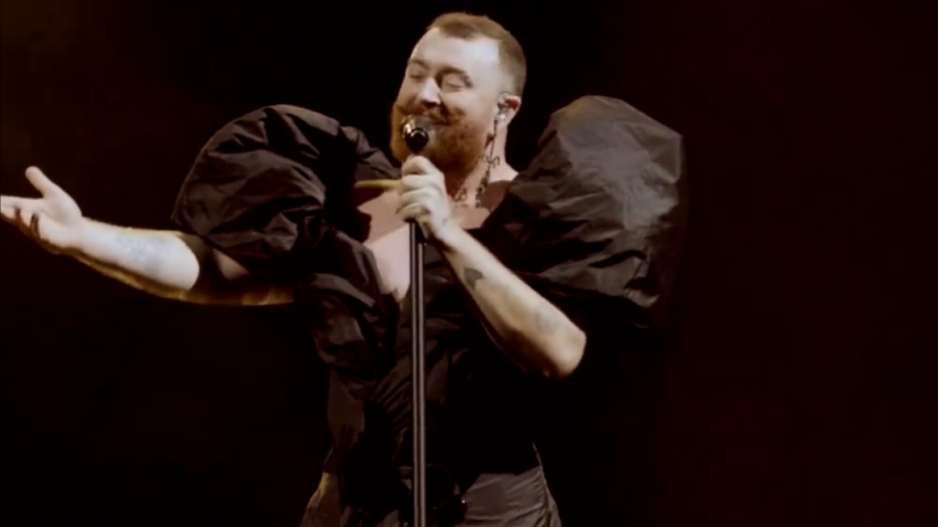Sam Smith: Τραγούδησε με μαύρη τουαλέτα σε φεστιβάλ της Ιταλίας - Δείτε βίντεο