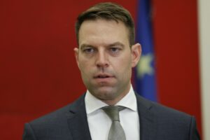 To «Πρώτο Θέμα» απαντά στον Κασσελάκη: Ο κόσμος το ‘χει τούμπανο και εσύ κρυφό καμάρι