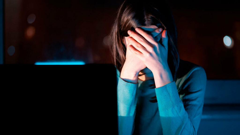 Revenge porn στη Λέρο: Πρώην σύντροφος 25χρονης έστελνε ερωτικές τους στιγμές