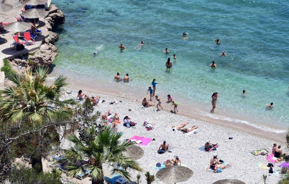 Καιρός σήμερα: Υψηλές θερμοκρασίες και μπουρίνια