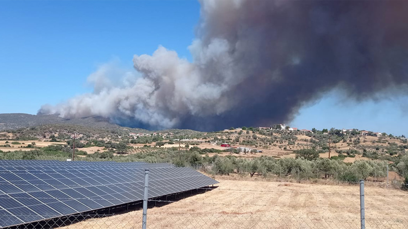 Εύβοια: Μεγάλη φωτιά, καίει κοντά σε σπίτια - Έχει περάσει την εθνική οδό με κατεύθυνση τον κάμπο του Δύστου