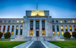 Μπάουμαν (Fed): Είναι επιφυλακτική για μείωση των επιτοκίων και βλέπει κινδύνους με τον πληθωρισμό