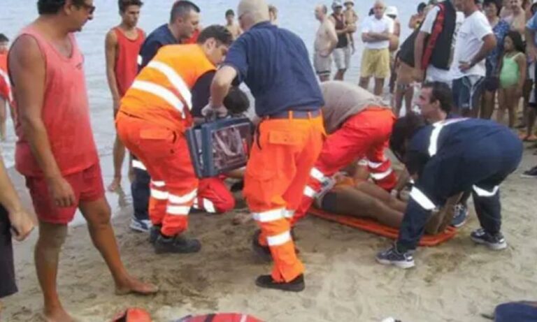 Τουλάχιστον τρεις άνθρωποι τραυματίστηκαν, όταν έπεσε κεραυνός σε παραλία γεμάτη με κόσμο, στα παράλια της Αδριατικής στην Ιταλία.