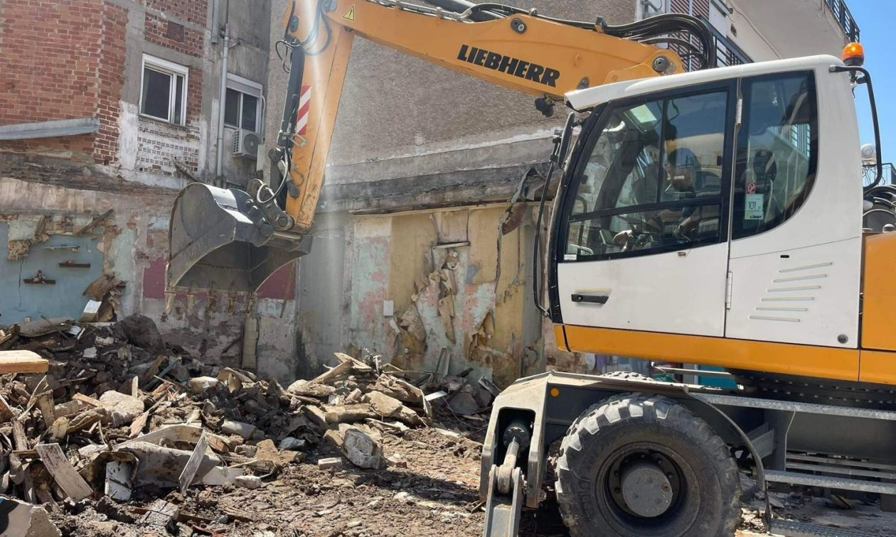 Γκρεμίστηκε το περίεργο μωβ κτίριο στη Λάρισα – Τίτλοι τέλους για ιστορικό οίκο ανοχής