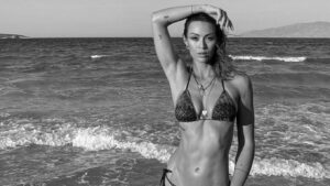 Δώρα Παντέλη: Οι φωτογραφίες της με μαγιό σε παραλία της Πάρου