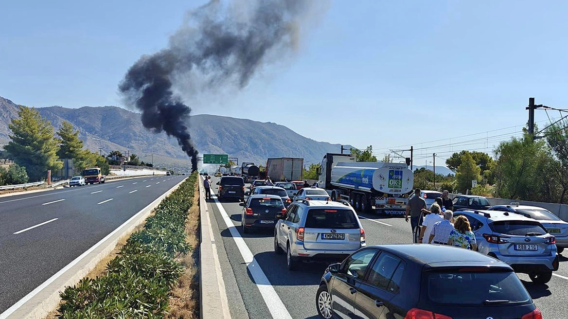 Κινέτα: Φωτιά στην Αθηνών-Κορίνθου μετά από ανατροπή βυτιοφόρου - Κλειστή η Εθνική Οδός και στα δύο ρεύματα