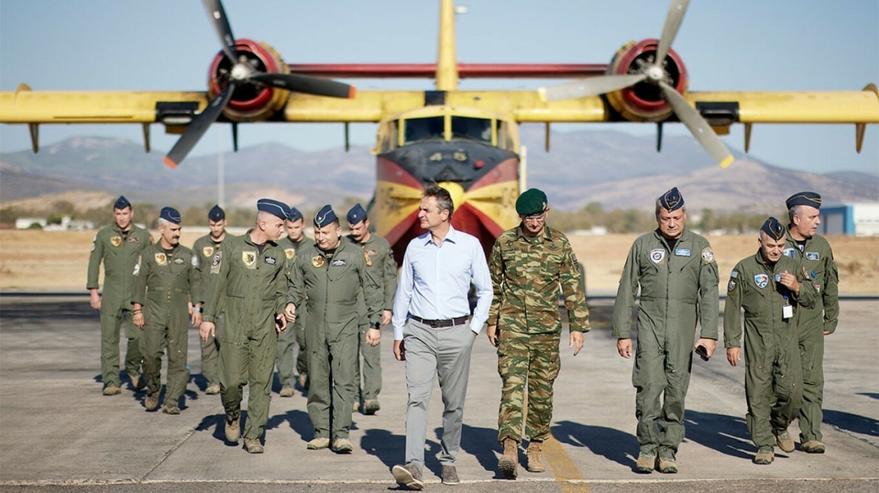 Στη βάση των Canadair ο Μητσοτάκης – «Προσπαθούμε να φέρουμε νωρίτερα τα νέα Canadair 515»