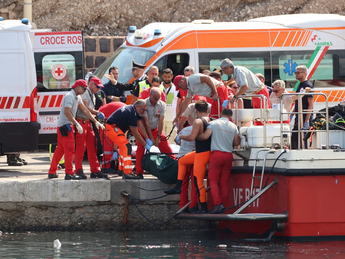 Ναυάγιο στη Σικελία: Πληροφορίες ότι εντοπίστηκε το τελευταίο πτώμα