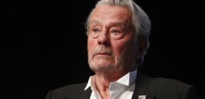 Αλέν Ντελόν: Σάλος με την επιθυμία του να θανατώσουν τον σκύλο του και να τους θάψουν μαζί