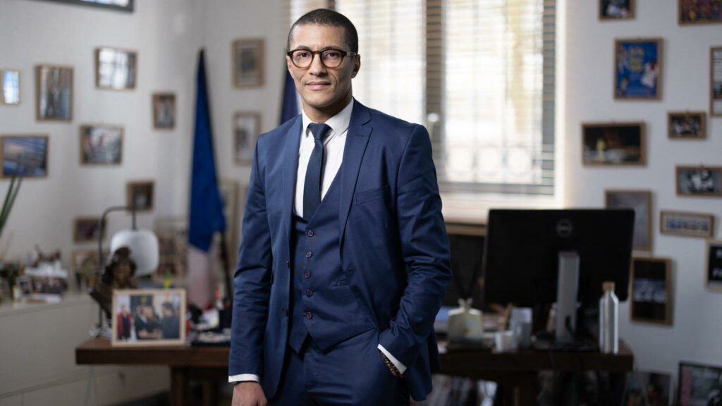 Ποιος είναι ο «Ομπάμα του Σηκουάνα» που φημολογείται για επόμενος πρωθυπουργός της Γαλλίας