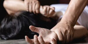 Βίαζε την 16χρονη πρώην κοπέλα του γιου του: Οι απειλές και η παγίδα που της έστησε