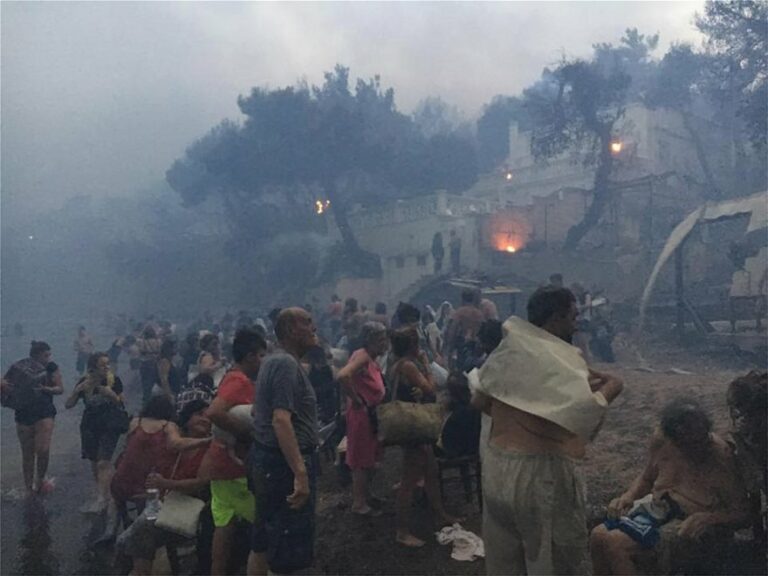 Δίκη για το Μάτι: «Στη θάλασσα μας χτυπούσαν κάτι ξύλα, μετά έμαθα ότι ήταν πτώματα»