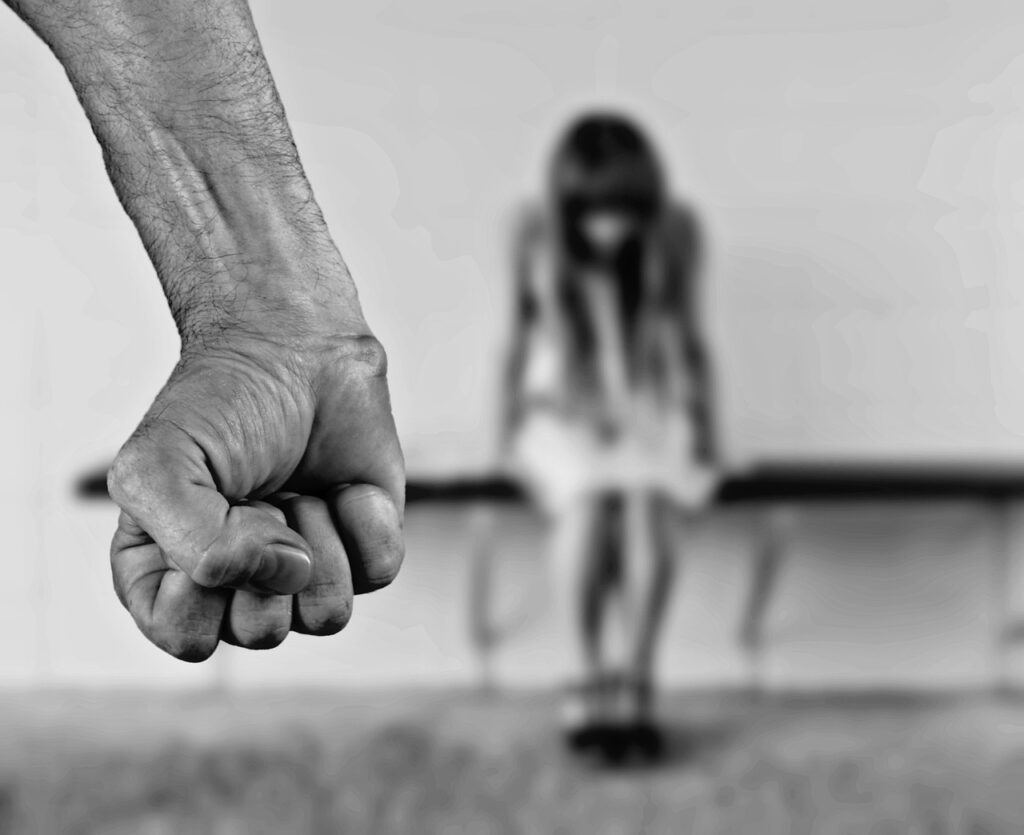 Δέκα χρόνια φυλακή στον πατέρα που κυνήγησε με μαχαίρι την κόρη του στο Αγρίνιο