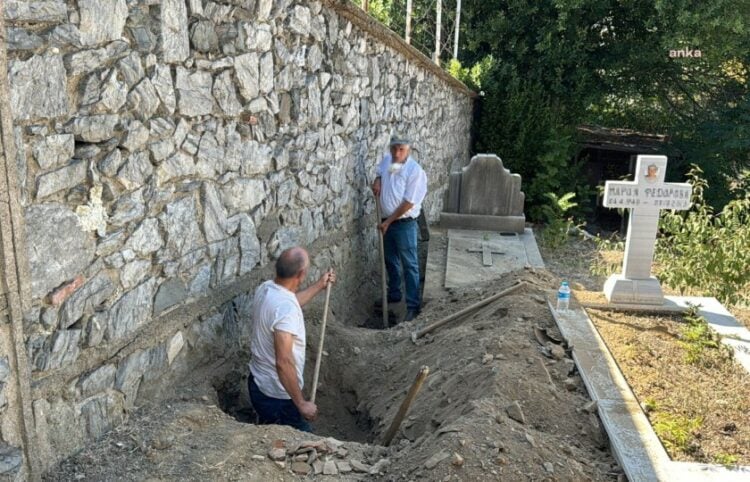 Τουρκία: Χειροπέδες σε τέσσερις για βεβήλωση ελληνικού κοιμητηρίου στην Κωνσταντινούπολη