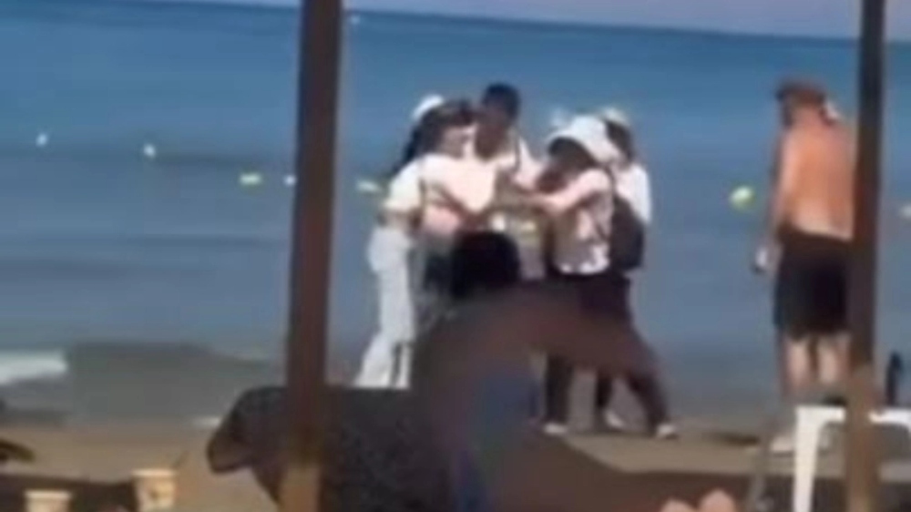 Χανιά: Μασέρ... έπαιξαν ξύλο σε παραλία