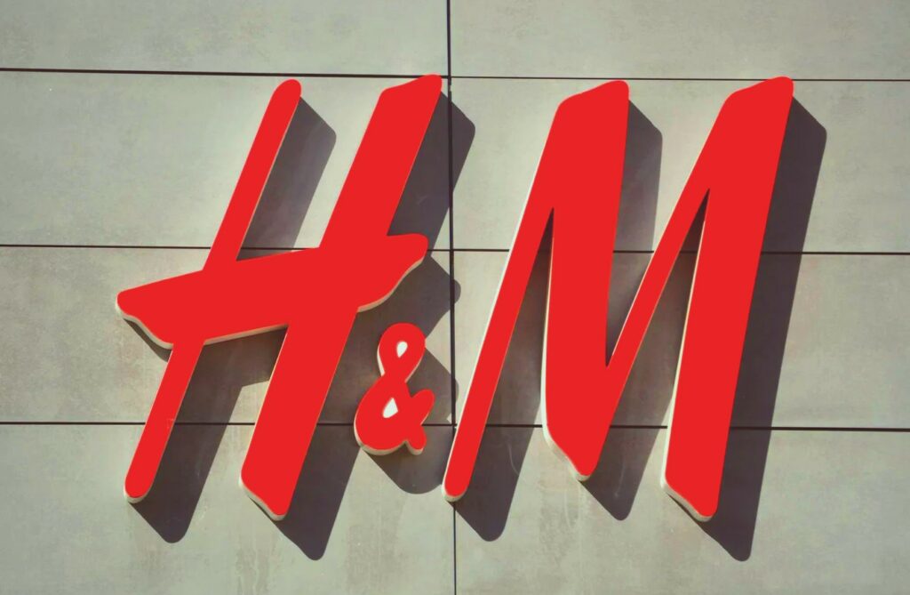 H&M Ελλάδας: Κινείται με… σύνεση για διατήρηση των μεγεθών της – Τι λέει για τα πρόστιμα
