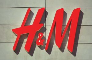 H&M Ελλάδας: Κινείται με… σύνεση για διατήρηση των μεγεθών της – Τι λέει για τα πρόστιμα