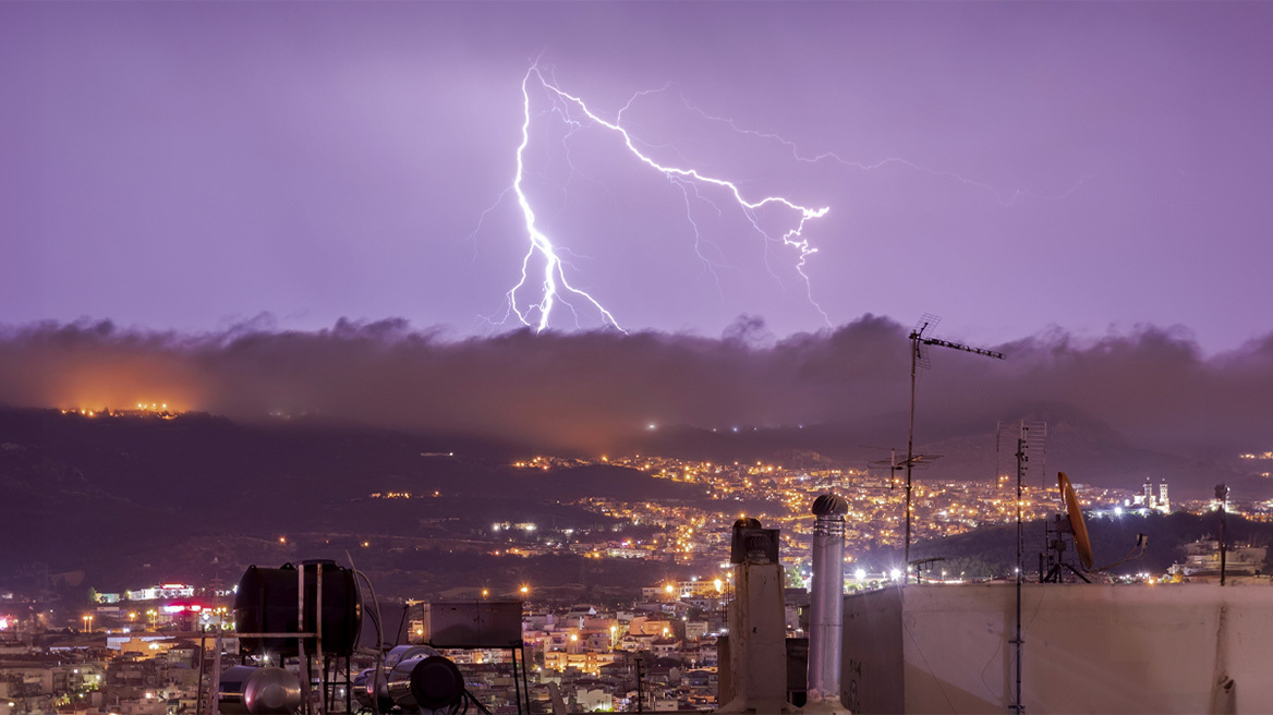 Εύβοια: 4 πυρκαγιές από κεραυνούς - Επιχειρούν και εναέρια μέσα