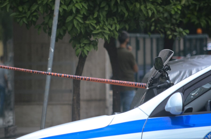 Κερατσίνι: Επιβάτες μοτοσικλέτας πέταξαν τσάντα με χειροβομβίδες – Κλειστοί δρόμοι στην περιοχή