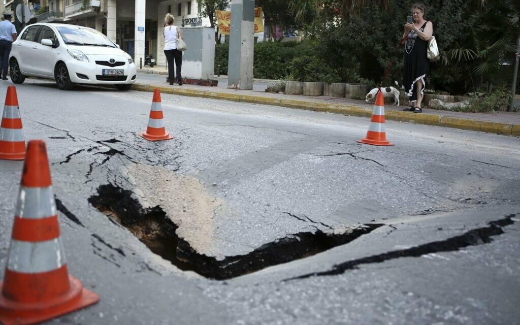 Κακοκαιρία στην Αττική: Αυτοκίνητο έπεσε μέσα σε τρύπα στα Άνω Πατήσια - Δείτε βίντεο