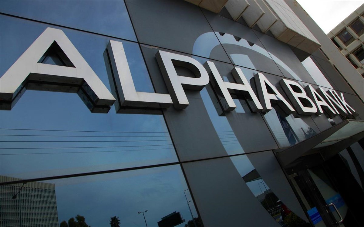 Bloomberg για Alpha Bank: Η τράπεζα που μειώνει το κόστος κεφαλαίου ΑΤ1 επωφελούμενη από το ράλι μετά την αναβάθμιση