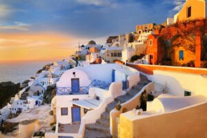 Στη Σαντορίνη και ο Κώστας Παπαζάχος - Γιατί αδειάζουν οι πισίνες στην Καλδέρα