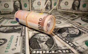 Σε χαμηλό 2 ετών το ευρώ, απογοήτευσε η μεταποίηση στην Ευρωζώνη
