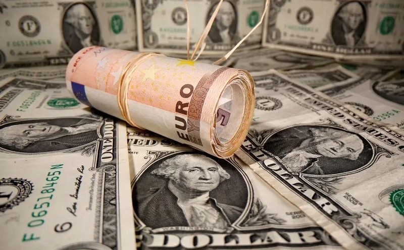 Σε χαμηλό 2 ετών το ευρώ, απογοήτευσε η μεταποίηση στην Ευρωζώνη