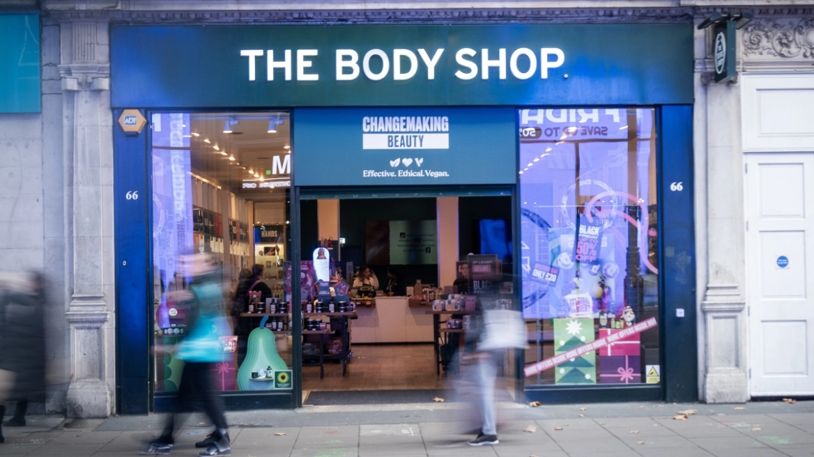 The Body Shop: Το deal που την «έσωσε» – Η ιστορία του πρώτου brand με τα ηθικά προϊόντα που λάτρεψε το κοινό