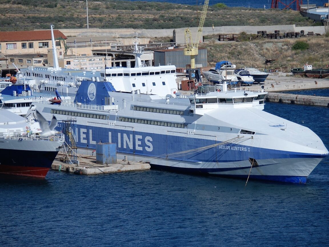 Αίολος Κεντέρης: Ρημάζει σήμερα ημιβυθισμένο το πλοίο που το 2000 άλλαξε τα ταξίδια στο Αιγαίο