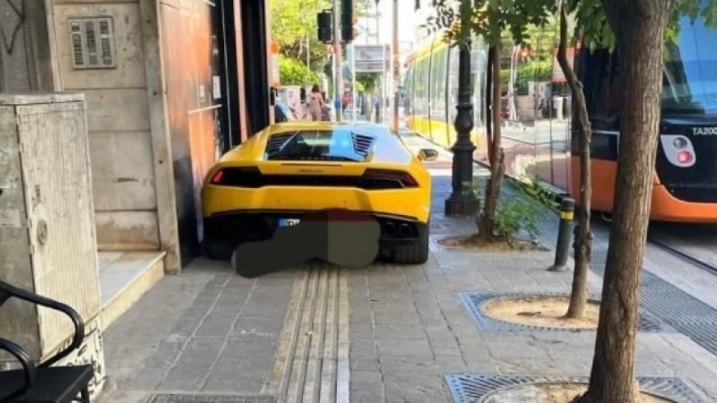 «Βραβείο» παρκαρίσματος στον Πειραιά: Lamborghini έκοβε τον δρόμο για άτομα με προβλήματα όρασης