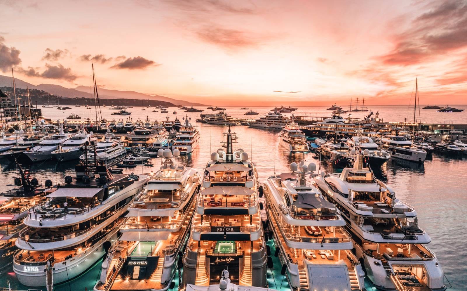 «Νέα εθνική εορτή» το Monaco Yacht Show, μετά την επανάσταση του 21 και το «Όχι» του Μεταξά, για τους σύγχρονους Έλληνες του νεοπλουτισμού, του δήθεν και του φαίνεσθαι!