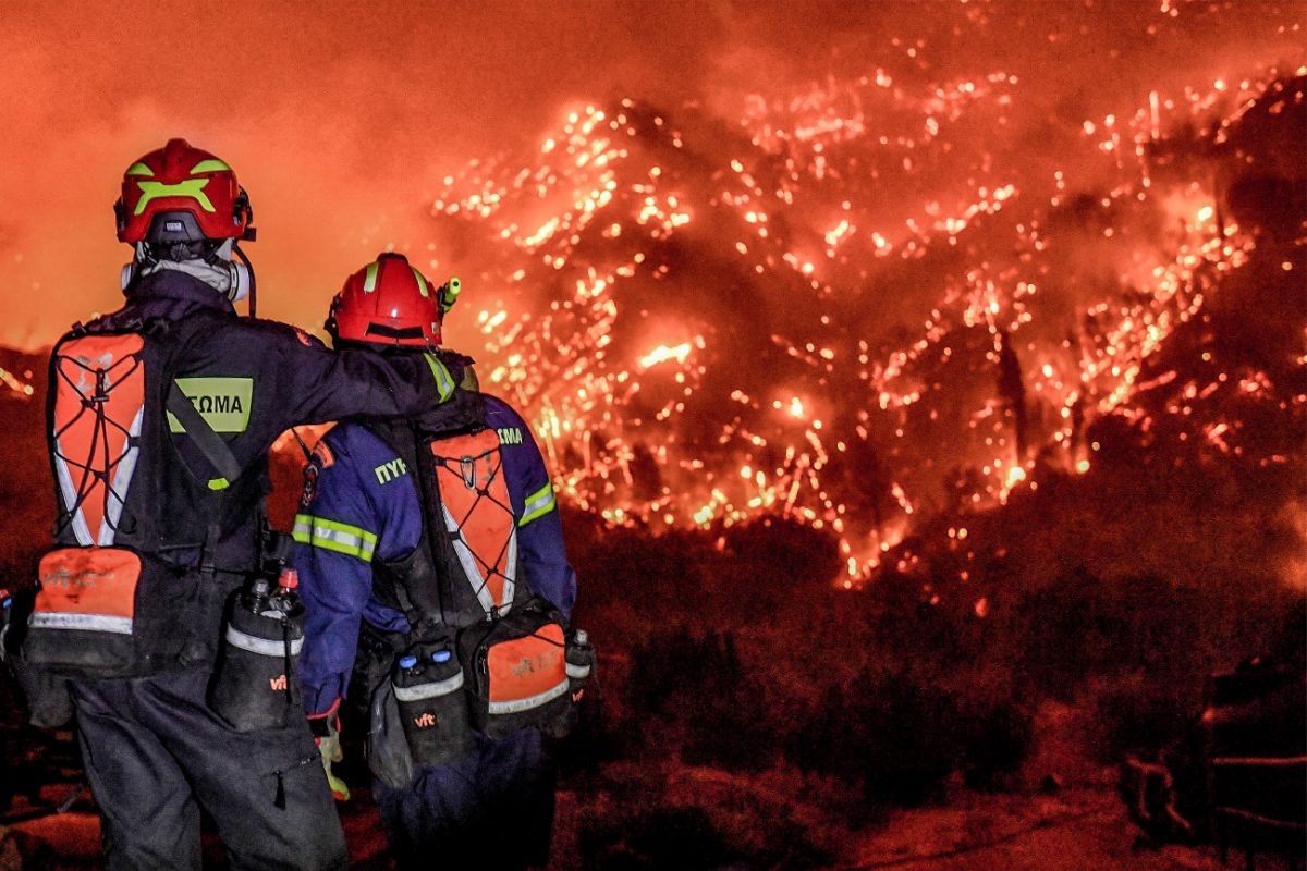 Φωτιά στο Ξυλόκαστρο - Νέο μήνυμα 112 για τις περιοχές Χελυδόρεο και Ζάχολη