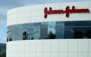 Johnson & Johnson: Γιατί επενδύει 2 δισ. δολ. σε νέα βιομηχανική μονάδα