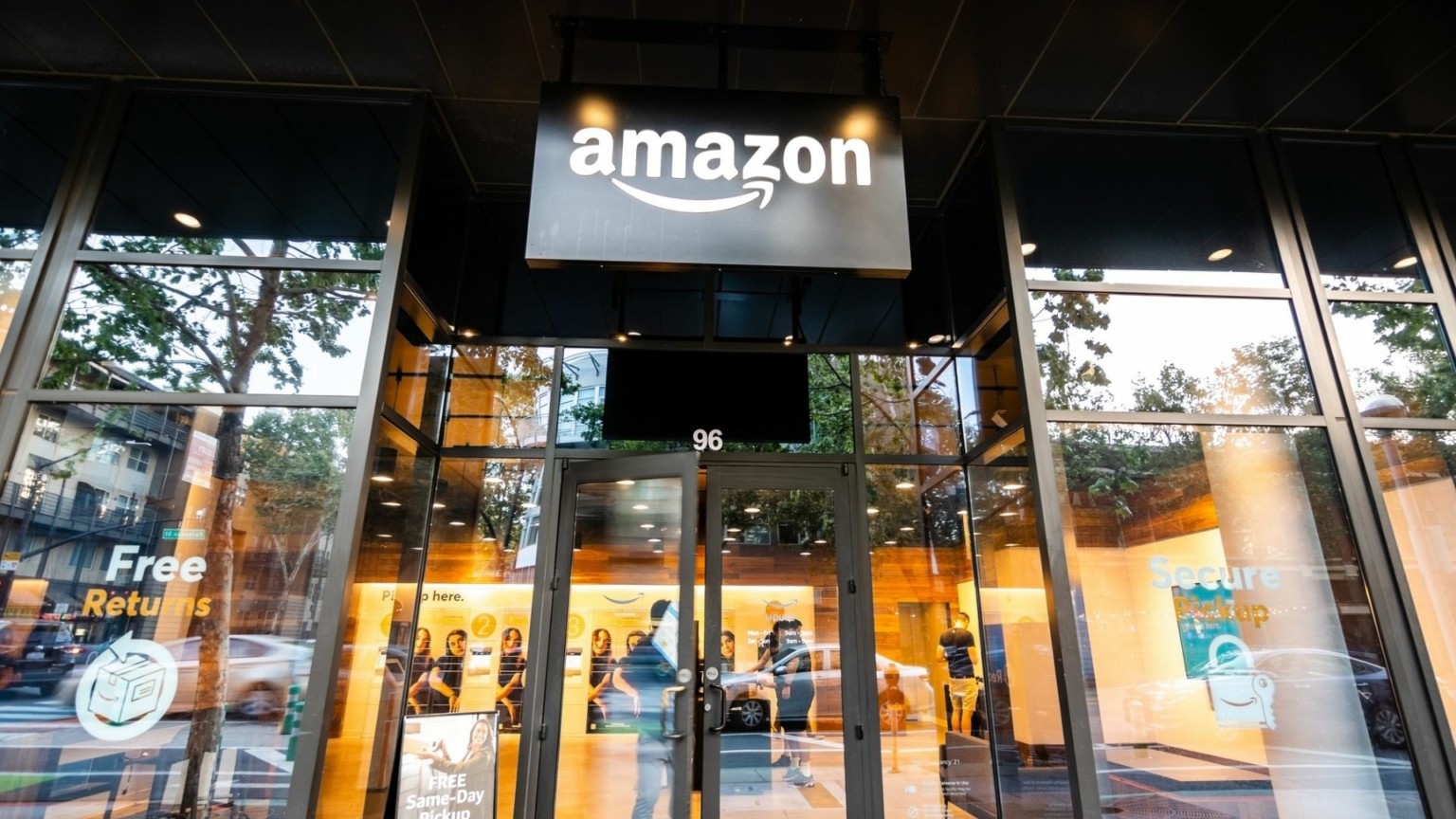 H Amazon είναι πια η «βασίλισσα» των μετρητών στον κλάδο των Big Tech