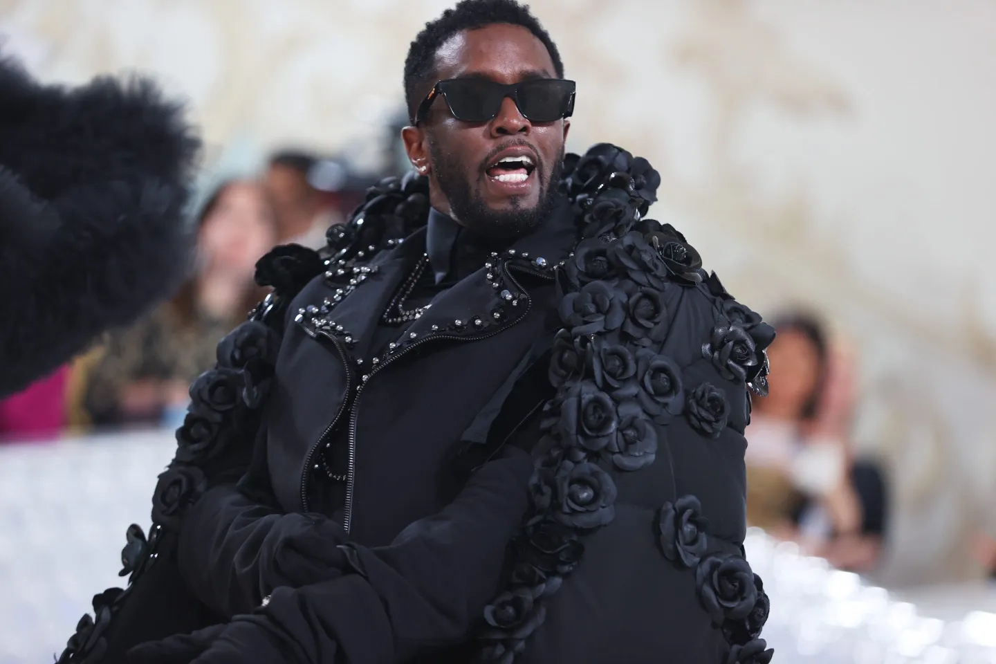 Diddy: Στη δημοσιότητα φωτογραφίες από τα πάρτι του ράπερ - Το δοχείο για το «χάπι του βιασμού» και τα μπουκάλια βότκας