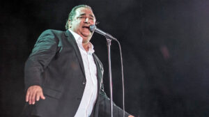 Ο Θάνος Κανούσης, βιογράφος του Βασίλη Καρρά, μιλά για τον τραγουδιστή
