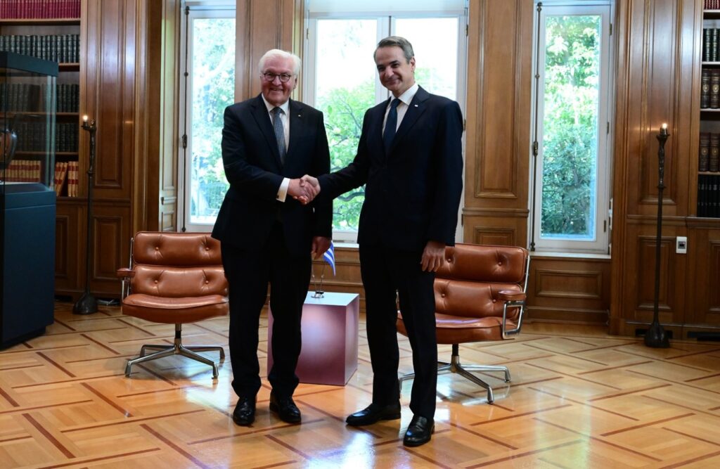 Μητσοτάκης σε Σταϊνμάιερ: «Ζωντανά» τα θέματα των γερμανικών επανορθώσεων και του κατοχικού δανείου