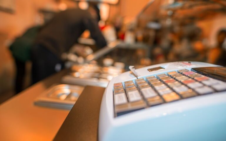 241021172200_tameiaki_apodeixi_cashier_forologia_shutterstock-768×480