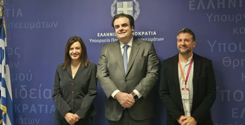 Attica Bank: Δωρεά 100 σταθμών απινιδωτών σε δημόσια σχολεία ανά την Ελλάδα