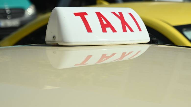 Χειροπέδες σε οδηγό ταξί που ήταν μεθυσμένος, δεν είχε άδεια και έκανε επικίνδυνους ελιγμούς