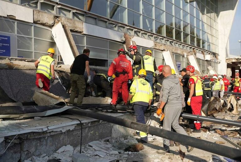 Στην Σερβία σήμερα είναι ημέρα πένθους, ενώ στην πόλη Νόβι Σαντ το πένθος θα διαρκέσει τρεις ημέρες