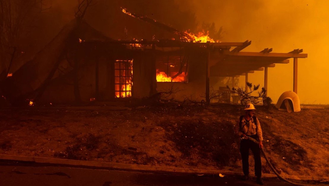 Φωτιά στην Καλιφόρνια: Πάνω από 100 σπίτια κάηκαν στο Λος Άντζελες - ΒΙΝΤΕΟ