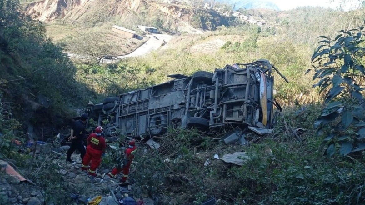 Περού: 11 νεκροί από πτώση λεωφορείου σε χαράδρα - Βίντεο