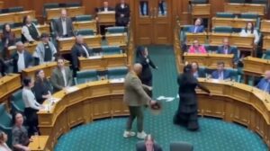 Νέα Ζηλανδία: Μαορί έκαναν «χάκα» στη Βουλή και διέκοψαν τη συνεδρίαση - BINTEO
